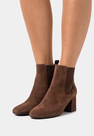 Women's Anna Field Classic Block heel Slip on Ankle Boots Brown | ATBCRZF-38