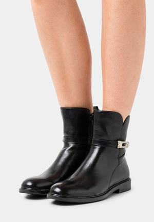 Women's Anna Field Classic Flat Zip UP Ankle Boots Black | ZRVYUGO-50