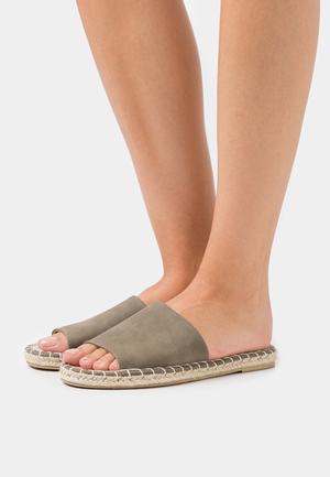 Women's Anna Field Flat Slip on Mules Khaki | RETMFNU-70