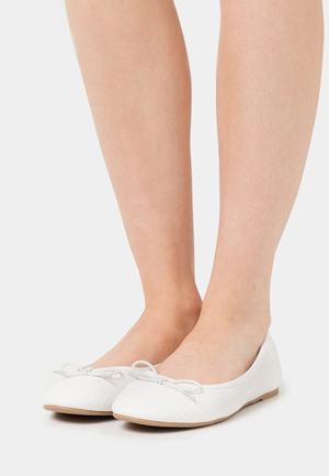 Women's Anna Field Flat Slip on Pumps White | LDWIXAB-40