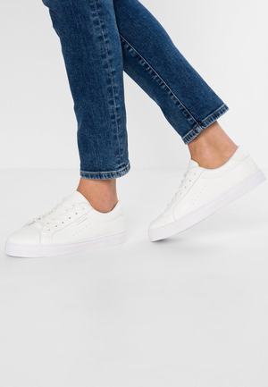 Women's Anna Field Flat Sneakers White | ABPTUGD-83