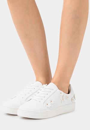 Women's Anna Field Flat Sneakers White | FKBMALD-96