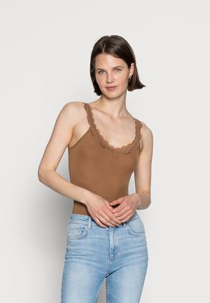 Women's Anna Field SCALLOP Tops Brown | WXKMFIO-02