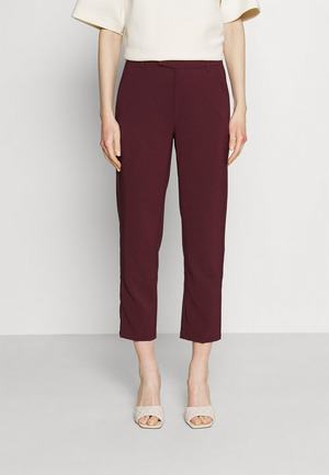 Women's Anna Field Slim Fit Business Trousers Dark Red | QWUBNKO-24