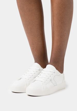 Women's Anna Field Sneakers White | YHCWONR-82